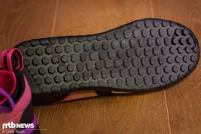 Eine neue Profil-Form im Flatpedal-Auflagebereich soll Grip mechanisch erzeugen und nicht nur durch weiches Gummi punkten.