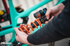 Wie Service-freundlich ist das Modell? Wie gut lässt es sich dran schrauben? Und wie sieht es mit Garantie und Crash Replacement aus?