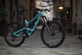 Der Wechsel auf ein neues Bike ist immer eine große Umstellung. Für Texi ist aber klar: Das Capra ist das schnellste Bike, das er bisher gefahren ist.