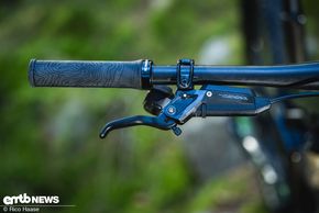 Gebremst wird mit der SRAM Code Silver Stealth