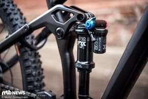Der Fox Float DPX2-Dämpfer kontrolliert den Federweg am Heck, im Gegensatz zur Konkurrenz setzt Radon hier noch auf ein nicht-metrisches Modell