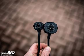 Dieses verbindet den Range Extender (rechts) direkt mit dem Ladeport des E-Bikes (links).