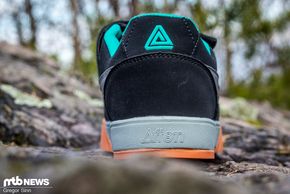 Auch die Ferse wurde verstärkt. Der Fuß sitzt allerdings nicht extrem fest im Schuh und bewegt sich auch an der Ferse leicht