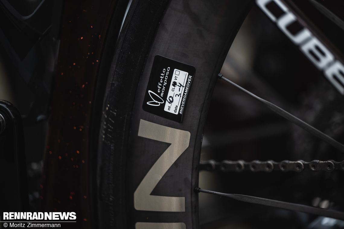 <strong>… und kleine Aufkleber verraten, wann das letzte Mal die Tubeless-Milch nachgefüllt worden ist.</strong>