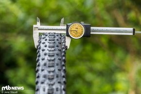 Ein minimalistisches Profil auf der Lauffläche und erhöhte Seitenstollen sind die wesentlichen Merkmale des Maxxis Aspen