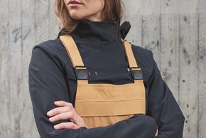Dank der Träger rutscht die Hose nicht und bietet einen Schutz bis weit über die Taille.
