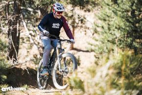 Das leichte, aber dennoch spürbare Wippen im Hinterbau verstärkt die eher subjektiv bewertete trägere Uphill-Performance …