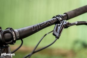 Die Lenker-Vorbau-Kombination am ZHT-5 erinnert etwas an ein Trail-Bike und bietet dementsprechend bergab einige Vorteile