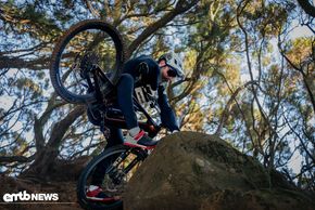 Bike-Yoga? Nein, manchmal legt der Trail einem einfach Steine in den Weg.