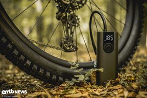 Fertig. Nach wenigen Minuten ist der 2,6″ dicke 29-Zoll-Reifen wieder aufgepumpt und das E-MTB startklar für den nächsten Ride.
