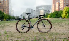 Titelbild für Artikel: Neues Standert Kieswerk Gravel Bike: Preisattacke auf Alurahmen-Basis