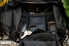 Die Vorderseite des Hipbags kann komplett aufgeklappt werden.