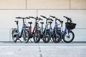 Fünf Kompakt-E-Bikes von Momentum, i:SY, Cube, Kalkhoff und Qio (v.l.n.r.) im Vergleich: