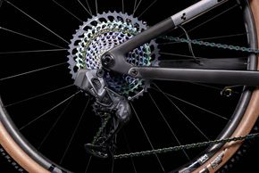Beim Topmodell kommt die SRAM XX1 AXS zum Einsatz.