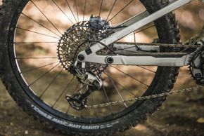 Die Kraft des Bosch Performance Line CX Motors der fünften Generation wird von einem Sram Eagle 90 Transmission Antrieb übertragen.