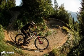 Es ist leicht zu erkennen, was der Fahrer dieses langen Commencal Supremes falsch macht