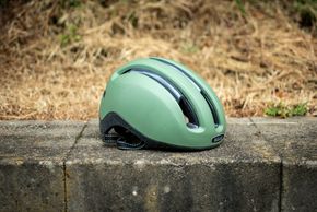 Ohne Schirm kommt der Helm optisch einem Skatehelm nahe.