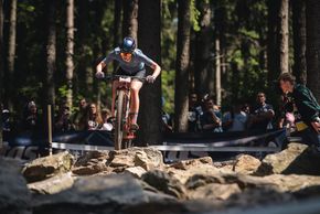 Ab durch den Rockgarden, meine Lieblingsstelle des Rennens in Nove Meso