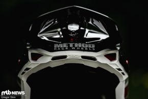 Unser Testhelm wurde uns von Cosmic Sports im Look des SRAM/Troy Lee-World Cup-Teams geschickt und ist mit Sponsoren bedruckt.