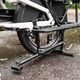 Stabiler Stand – auch mit Kind: Der neue Mittelständer hält das Bike sicher, selbst wenn die Kinder zappeln.