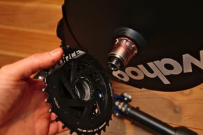Zum Schluss noch eine passende SRAM AXS Kasette montieren...