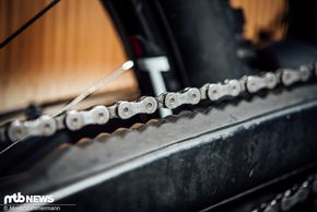 Die Carbon-Sitzstreben sind durch einen dicken Gummi-Protektor vor Kettenschlägen geschützt.