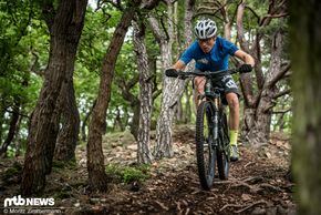 Bergab zeigt sich das SB100 von seiner besten Seite: Egal ob Steine, Wurzeln oder rutschige Kurven – das Bike vermittelt viel Sicherheit und lädt dazu ein, die Bremse offen zu lassen