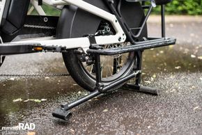 Stabiler Stand – auch mit Kind: Der neue Mittelständer hält das Bike sicher, selbst wenn die Kinder zappeln.