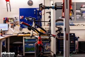 Drei Mechanikermeister beschäftigt Statera Bikes mittlerweile in seiner Werkstatt