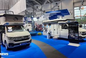 Der Bulli komt mit ausgefahrenem Dach auf durchgängig 217 cm Stehhöhe - eingefahren schliesst es bündig ab.