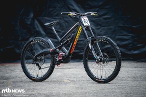 Das neue Polygon XquarOne DH setzt auf einen Carbon-Rahmen und den NAILD R3ACT-Hinterbau mit 218 mm Federweg. Es ist sowohl als Komplettbike, als auch als Rahmenkit erhältlich