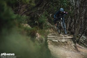 Unsere Testfahrer wurden während des Tests durch Helm, Goggle und Protektoren von iXS geschützt.