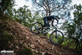 Vollgas mit gelocktem Fahrwerk über Schotter in einen engen, technischen Trail reinsprinten?