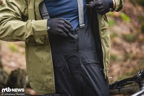 Die Jacke im Latzhosen-Design sorgt dank der Träger immer für einen perfekten Sitz ohne Rutschen.