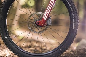 Vorne werkelt eine RockShox Zeb Ultimate mit 160 mm Federweg.