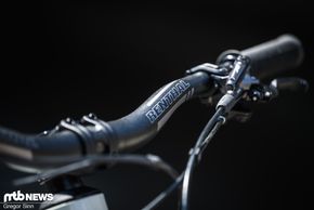 Das Cockpit stammt aus dem Hause Renthal.