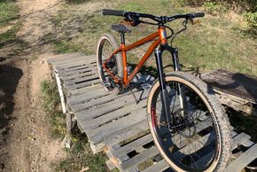 An der Front arbeitet eine Intend SC166 mit 150 mm Federweg