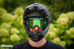 Perfekt für kleinere Helme mit weniger großem Gesichtsfeld: Smith Squad MTB und Specialized Dissident passen gut zusammen.
