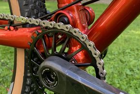 ... die durch eine Race Face Next Carbon Kurbel ergänzt wird