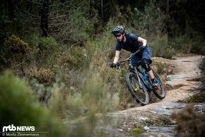 Per Knopfdruck (und Komprimierung des Hinterbaus) verwandelt es sich jedoch zurück in ein abfahrtsorientiertes Enduro-Bike, das äußerst ausgewogen auf dem Trail liegt.