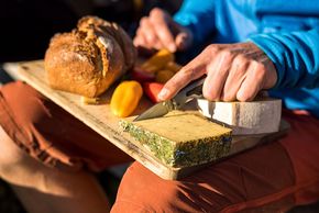 Brotzeit auf der Hütte
