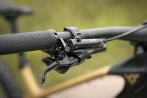 Ebenso findet man die neue Shimano Deore XT Vierkolbenbremse mit niedrig-viskosem Mineralöl am Bike.
