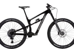 Das Enduro Nukeproof Mega bietet 170 mm an der Front und 165-160 mm am Heck und wird als Komplettrad in 29" oder als Mullet (29"/27,5") angeboten.