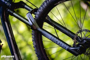 Vorne ist eine RockShox Recon Solo Air mit 150 mm Federweg verbaut