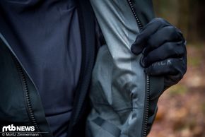 Das Material der Protective P-Rain Carve fasst sich sehr angenehm an und hat nichts mit dem Plastik-Feeling einiger Regenjacken gemein.