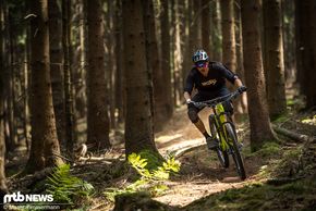 Der Viergelenker-Hinterbau des gelben Enduro-Bikes bietet ausreichend Gegenhalt und erlaubt einen aktiven Fahrstil