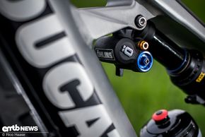 Der Öhlins TTX Air im Twin-Tube-Design mit Ausgleichsbehälter bietet konstanten Luftdruck im Dämpfer.