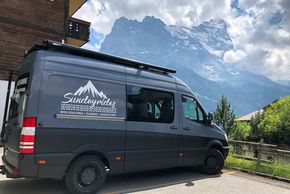 Das Schiff ist gelandet, im Hintergrund lässt sich schon die die Eiger-Nordwand erahnen.