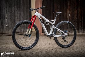 Das weiß-rote Stoll T1 mit Intend-Federgabel, Trickstuff-Bremsen, Anbauteilen von Beast Components und mehr