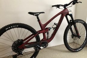 Für Schaltvorgänge zeichnet sich die SRAM X01 Eagle verantwortlich, das Bike rollt auf Stans Flow MK3 Team-Felgen